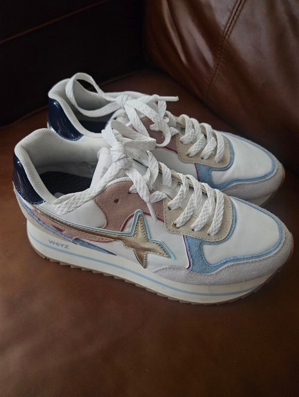 W6YZ Deva Sneakers Excellent Size 6.5
